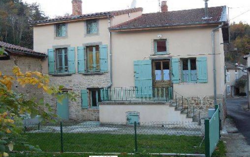 Location de vacances - Gîte à Châteldon - Vu générale du   gîte de l'Ollière