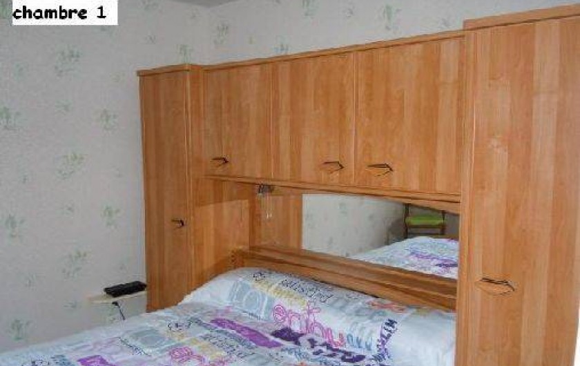 Location de vacances - Gîte à Châteldon - Chambre 1 Meuble de rangement