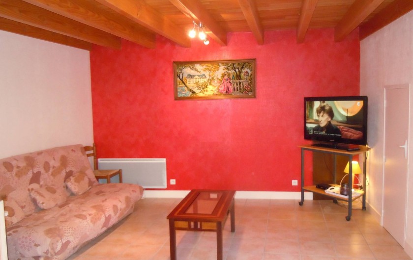 Location de vacances - Gîte à Châteldon - Salon  - clic-clac ( avec couchage de 140 cm) - TV  écran105c