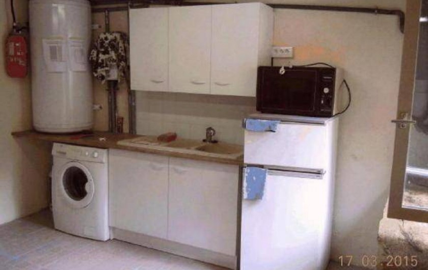 Location de vacances - Gîte à Châteldon - Buanderie  - évier eau chaude et froide - lave linge - frigo- congélateur