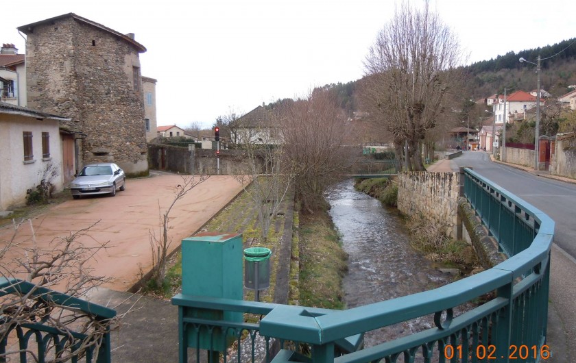 Location de vacances - Gîte à Châteldon - Vue sur le bourg