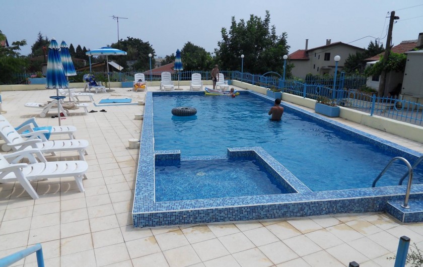 Location de vacances - Appartement à Varna - vue de la piscine de parking