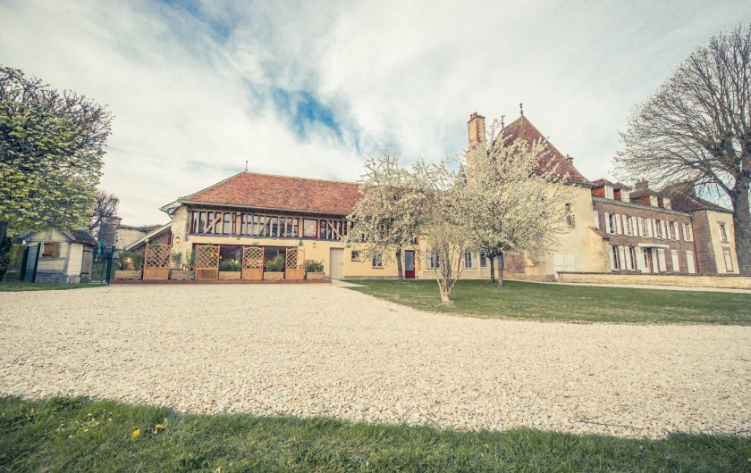 Location de vacances - Chambre d'hôtes à Sainte-Maure - facade des chambre d'hôtes attenant au château
