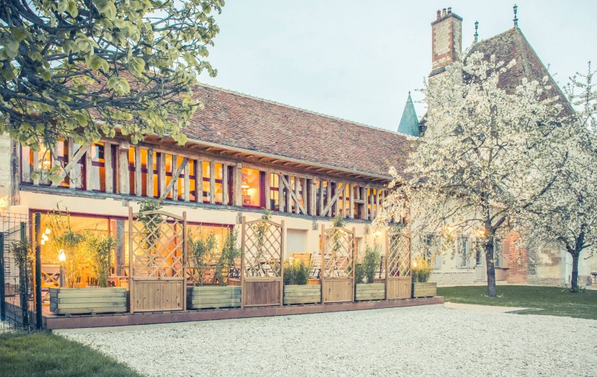 Location de vacances - Chambre d'hôtes à Sainte-Maure - facade des chambres éclairés