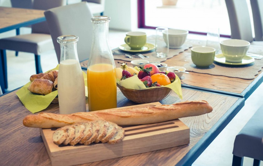 Location de vacances - Chambre d'hôtes à Sainte-Maure - tables de petit déjeuner