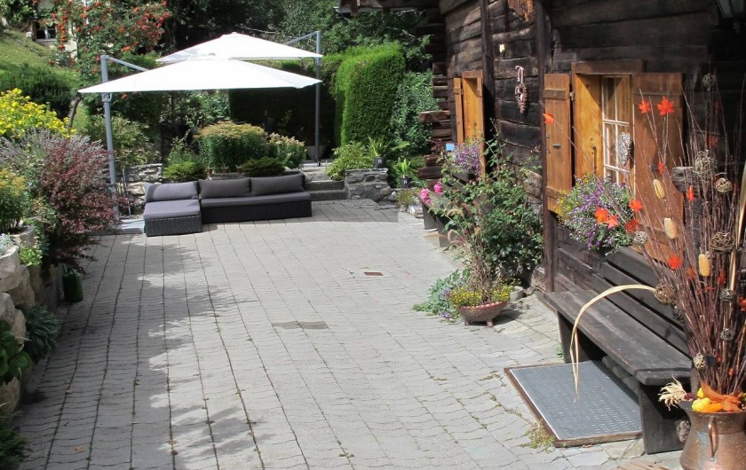 Location de vacances - Chalet à Bruson - devant la maison l'été