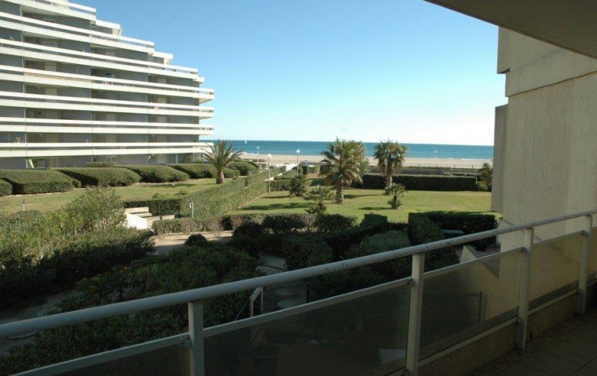 Location de vacances - Appartement à Canet-en-Roussillon - terrasse donnant sur la mer avec table et chaises pour 8 personnes