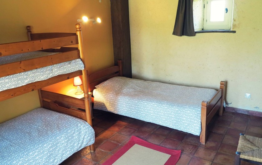 Location de vacances - Gîte à Villeréal - Chambre rez-de-chaussée - 3 lits simples dont 2 superposés. Couettes fournies.
