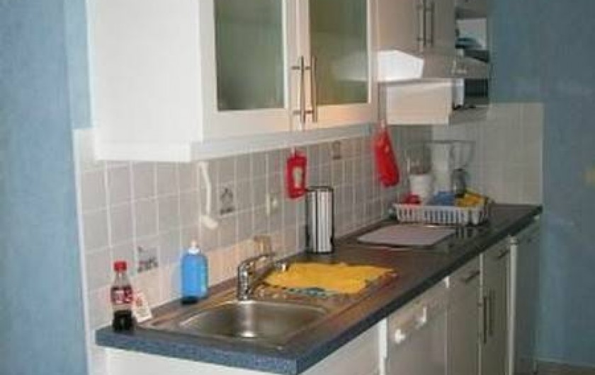 Location de vacances - Studio à Middelkerke - cuisine avec vour à micro onde et lave vaisselle