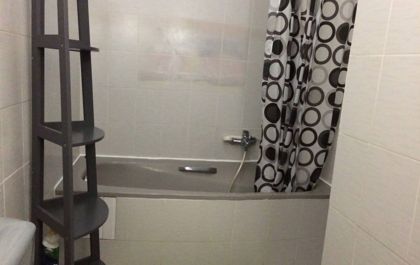 Location de vacances - Appartement à Les Trois-Îlets - Villa Ansalane - T2 "Elise" - Salle de bain n°1 avec lavabo, baignoire et WC