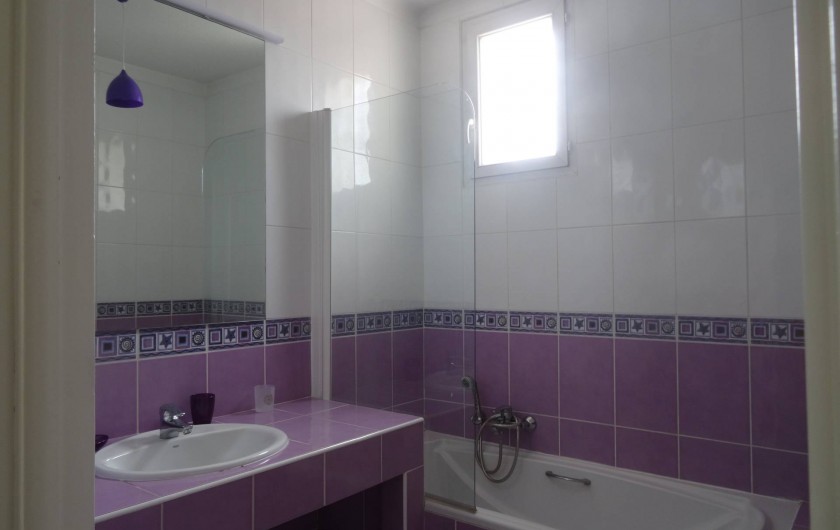 salle de bains indépendante avec fenêtre