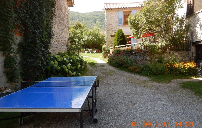 Location de vacances - Gîte à Saint-Agnan-en-Vercors - table de ping pong dans la cour du gîte