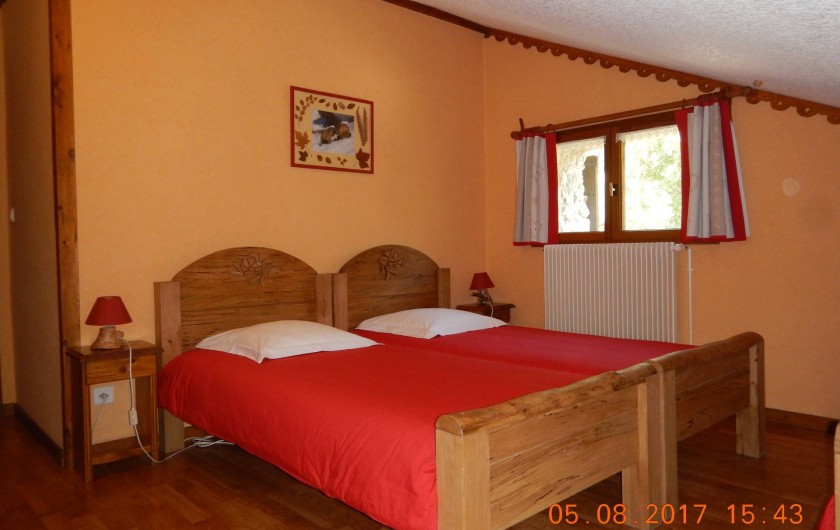 Location de vacances - Gîte à Saint-Agnan-en-Vercors - chambre rouge lits jumeaux et un lit simple avec salle de bain et wc