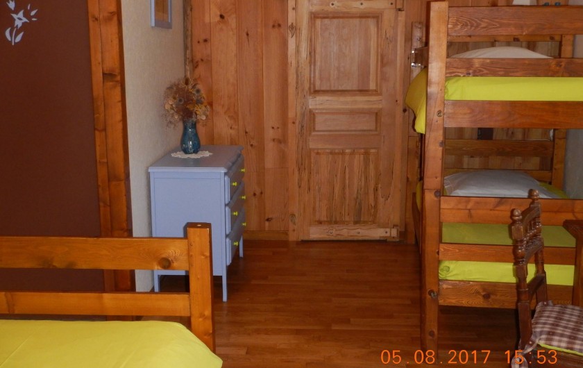 Location de vacances - Gîte à Saint-Agnan-en-Vercors - chambre verte 5 lits avec salle de bain et wc
