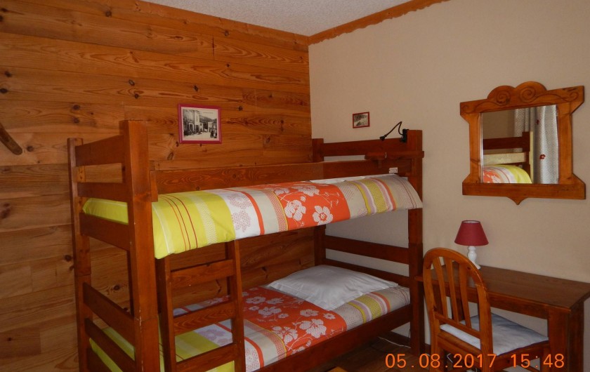 Location de vacances - Gîte à Saint-Agnan-en-Vercors - chambre fleurs autre vue