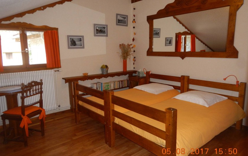 Location de vacances - Gîte à Saint-Agnan-en-Vercors - chambre jaune, 4 lits simples 1 salle de bain et un wc
