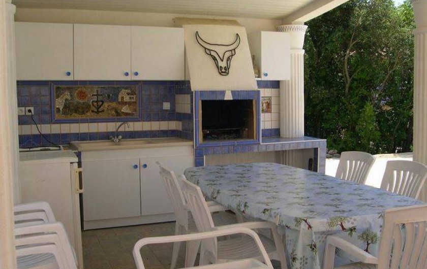 Location de vacances - Villa à Vers-Pont-du-Gard - Cuisine d'été aérée donnant sur la piscine