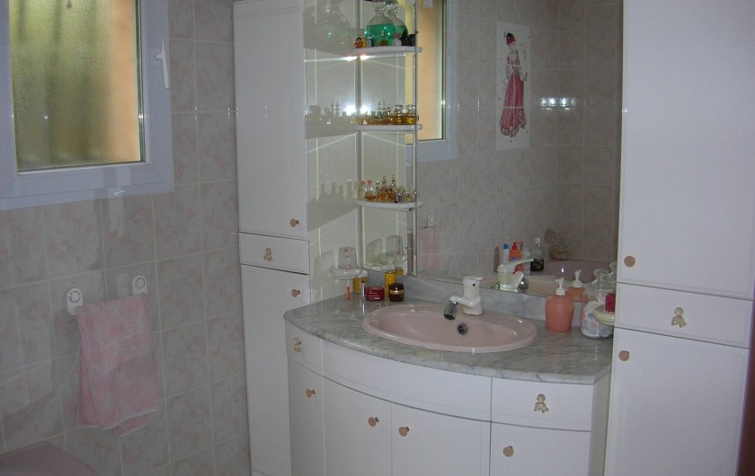 Location de vacances - Villa à Vers-Pont-du-Gard - Salle de bain avec baignoire d'angle et douche