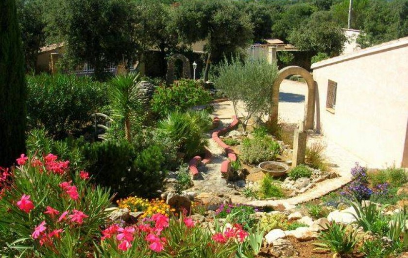 Location de vacances - Villa à Vers-Pont-du-Gard - Partie avant en jardin fleuri, parie arrière en garrigue, total 1700 m2