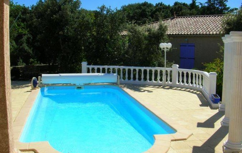 Location de vacances - Villa à Vers-Pont-du-Gard - Piscine 4 m x 9 m, profondeur 0,80 à 1,60 sécurisée par rideau électrique