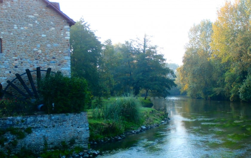 Location de vacances - Maison - Villa à Yvré-l'Évêque - La roue et la vue sur la rivière en aval du bief
