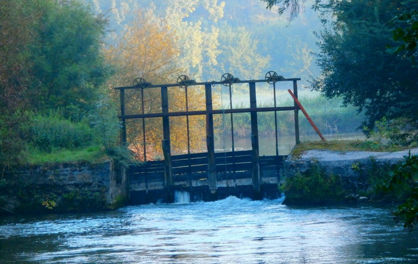Location de vacances - Maison - Villa à Yvré-l'Évêque - Le barrage du moulin , un bon coin de pêche