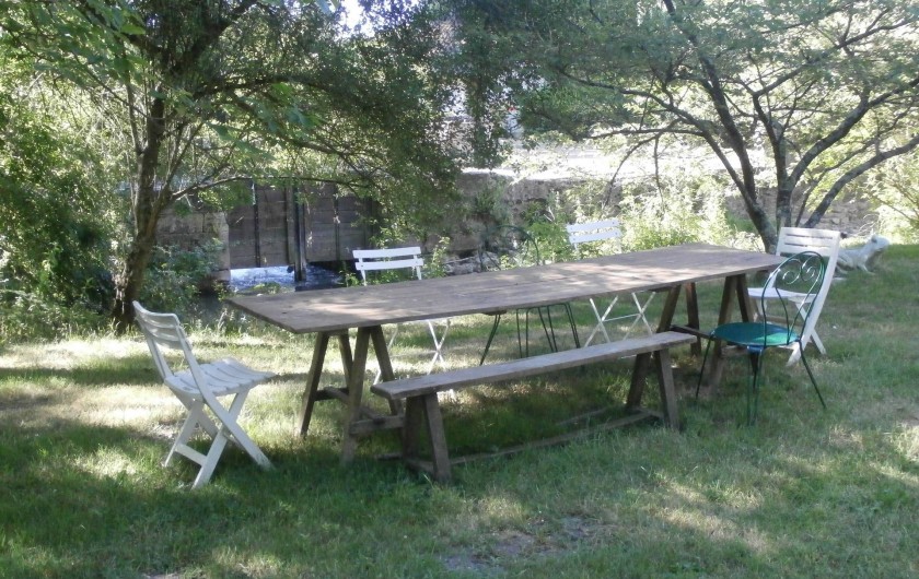 Location de vacances - Maison - Villa à Yvré-l'Évêque - A table sous les arbres .