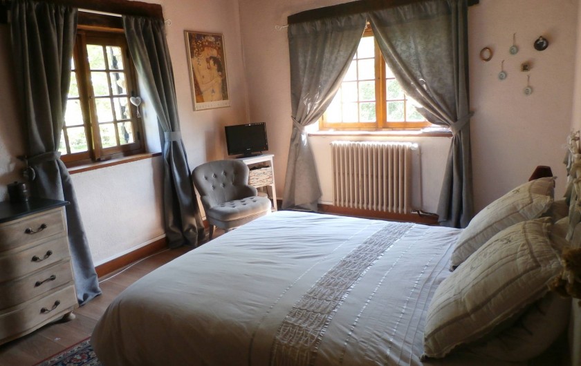 Location de vacances - Maison - Villa à Yvré-l'Évêque - La chambre avec sa double exposition sur la propriété