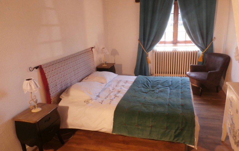 Location de vacances - Maison - Villa à Yvré-l'Évêque - La chambre de la suite (un escalier monte à une autre chambre et salle de bain)