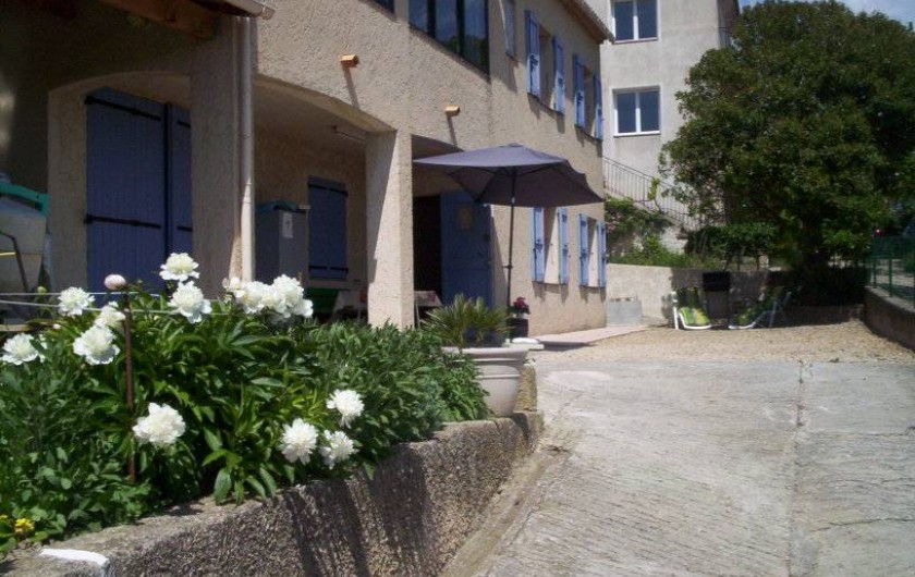 Location de vacances - Appartement à Saint-Martin-de-la-Brasque - entré de la   cour