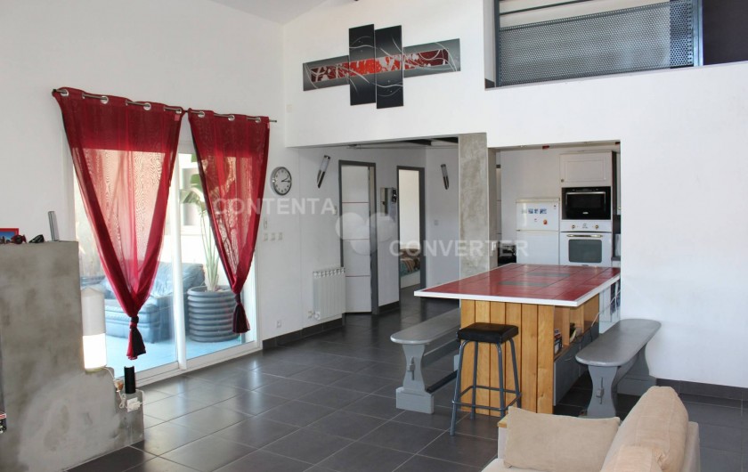 Location de vacances - Villa à Sainte Marie la Mer - vue du salon sur la cuisine, terrasse