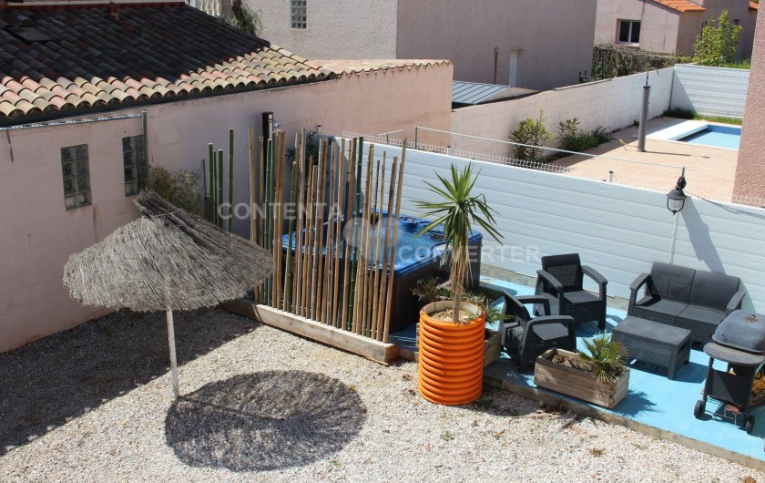 Location de vacances - Villa à Sainte Marie la Mer - espace détente jacuzzi, salon de jardin et coin barbeccue