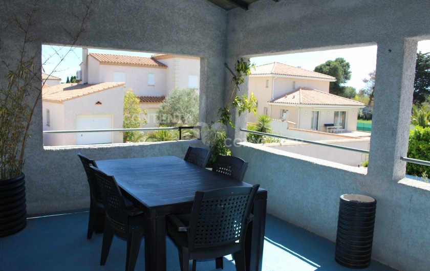 Location de vacances - Villa à Sainte Marie la Mer - terrasse a l’abri de vent et du soleil