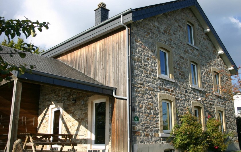 Location de vacances - Gîte à Petit-Thier - L'entrée et la terrasse couverte