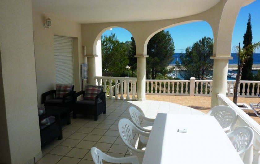 Location de vacances - Villa à L'Ametlla de Mar - terrasse couverte salon extèrieur, et mobilier de jardin