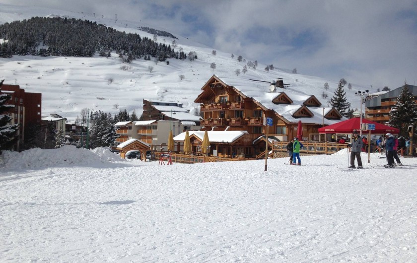 Location de vacances - Appartement à Les Deux Alpes - Front de neige : en arrière plan, derrière l'hôtel Côte Brune, le Tyrol