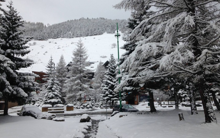 Location de vacances - Appartement à Les Deux Alpes - Chemin d'accès pour sortir de la résidence côté commerce 20m