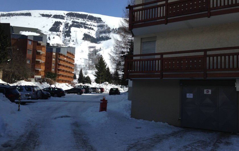 Location de vacances - Appartement à Les Deux Alpes - Parking de la résidence