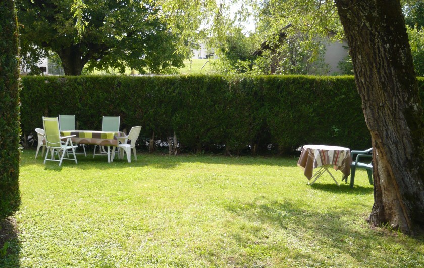 Location de vacances - Maison - Villa à Cusy - tables et chaises pour manger dans la pelouse