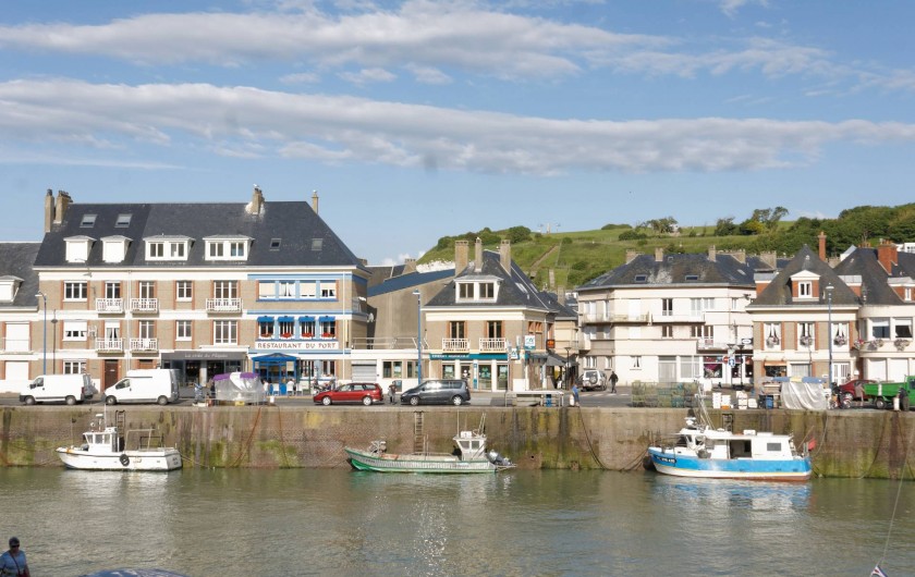 Location de vacances - Appartement à Saint-Valery-en-Caux - Vue sur la ville et les bateaux de pêcheurs locaux depuis le balcon