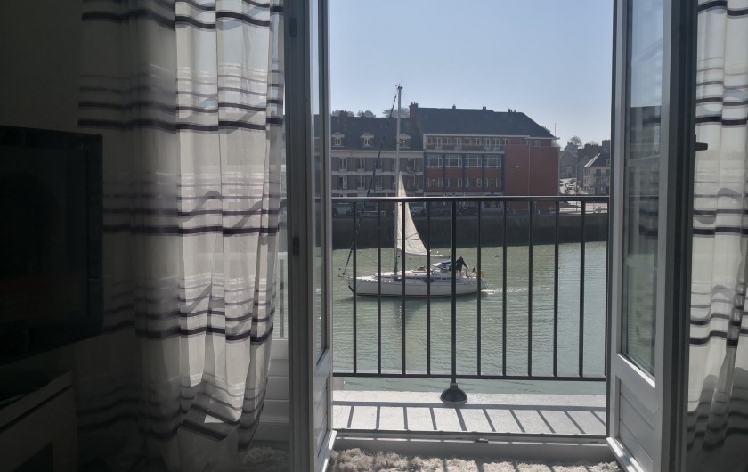 Location de vacances - Appartement à Saint-Valery-en-Caux - Passage d'un voilier vu depuis le canapé du salon