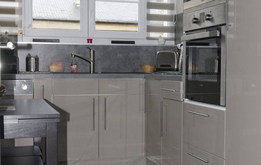 Location de vacances - Appartement à Saint-Valery-en-Caux - Cuisine toute équipée : four, micro onde, frigo, lave vaisselle...
