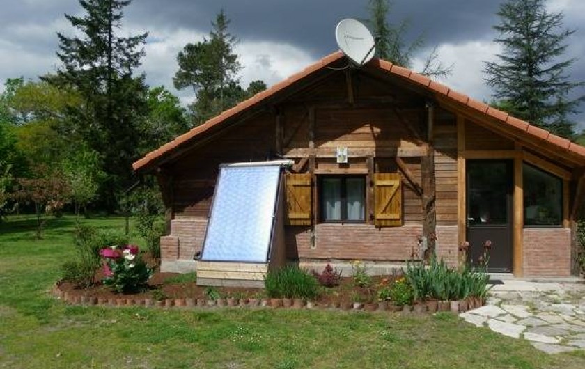 Location de vacances - Gîte à Magescq - façade sud, la suite parentale et le chauffe eau solaire