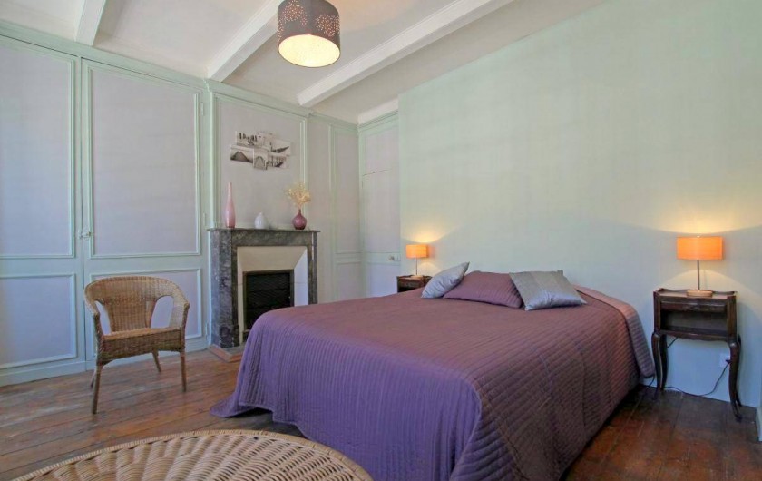 Location de vacances - Maison - Villa à Barfleur - Grande chambre, lit 160*200 avec cheminée et mur en pierres