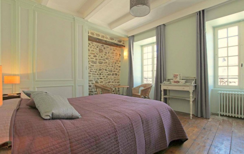 Location de vacances - Maison - Villa à Barfleur - Grande chambre avec cheminée et mur en pierres
