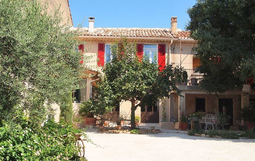 Location de vacances - Chambre d'hôtes à Saint-Saturnin-lès-Avignon - Extérieur en été