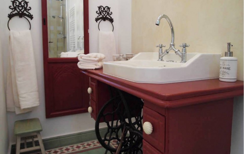 Location de vacances - Chambre d'hôtes à Saint-Saturnin-lès-Avignon - Salle de douche Cardinale