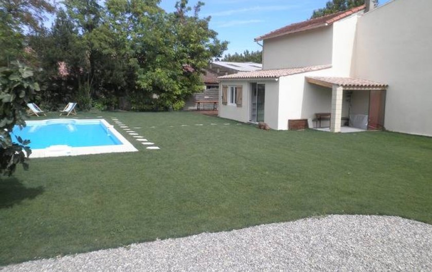 Location de vacances - Appartement à Châteauneuf-de-Gadagne - jardin