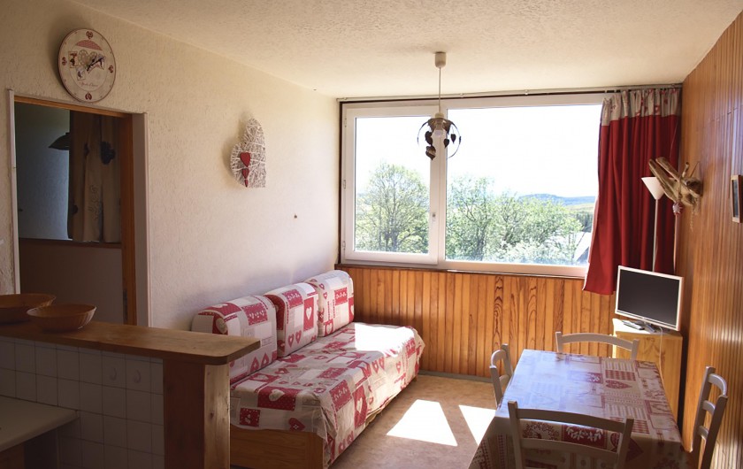 Location de vacances - Appartement à Super Besse - pièce à vivre vu de la porte d'entrée