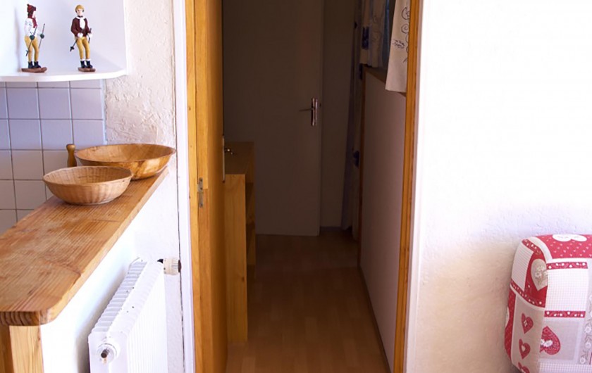 Location de vacances - Appartement à Super Besse - vue de la pièce à vivre couloir qui va à la chambre et la salle de bains